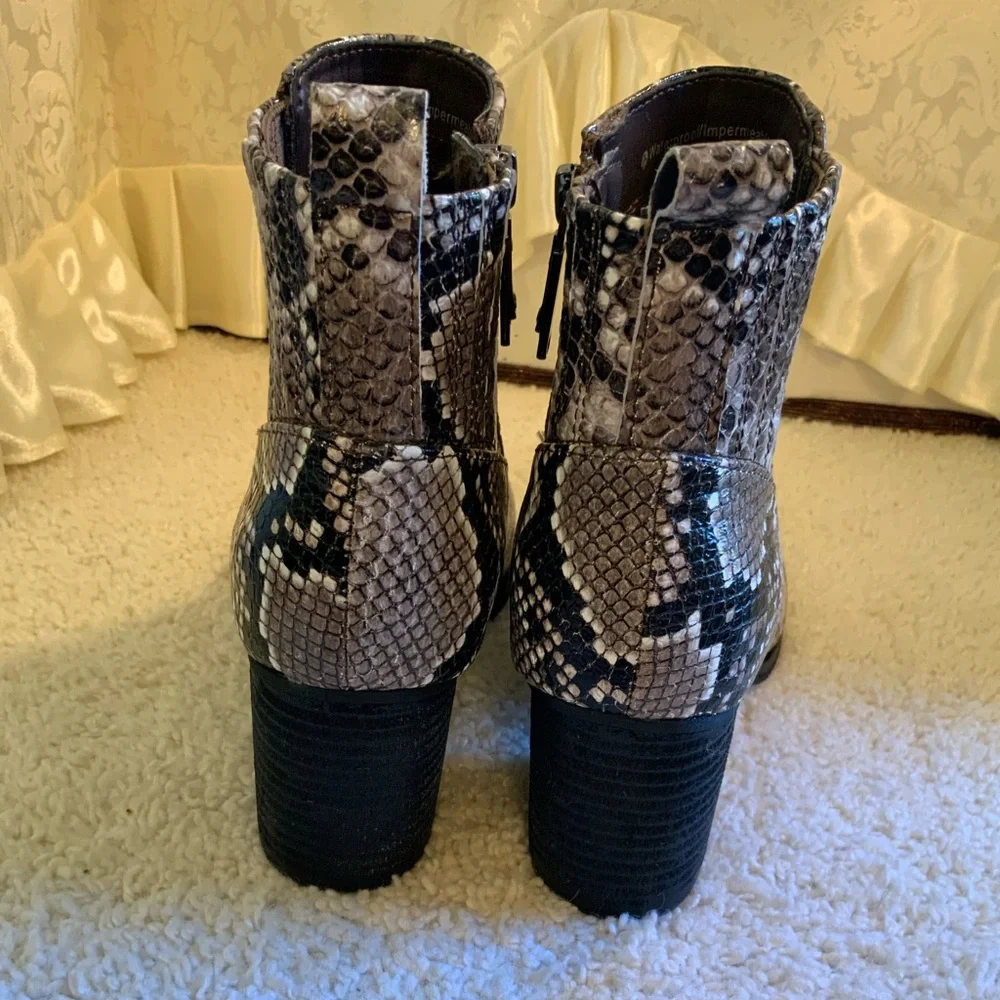 BLONDO WATERPROOF WOMENS LEATHER REPTILE PRINT ANKEL BOOTS